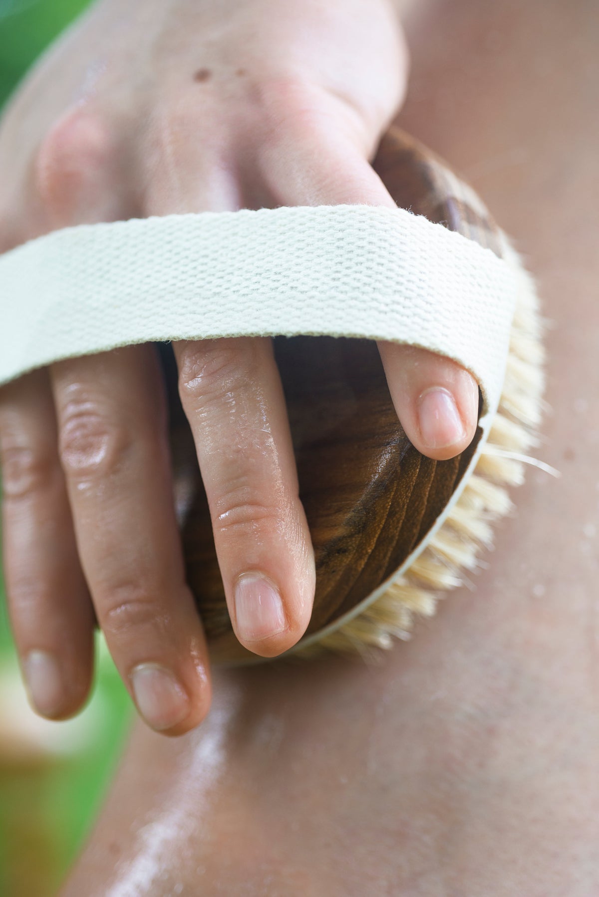 Brosse exfoliante en bois sur la peau