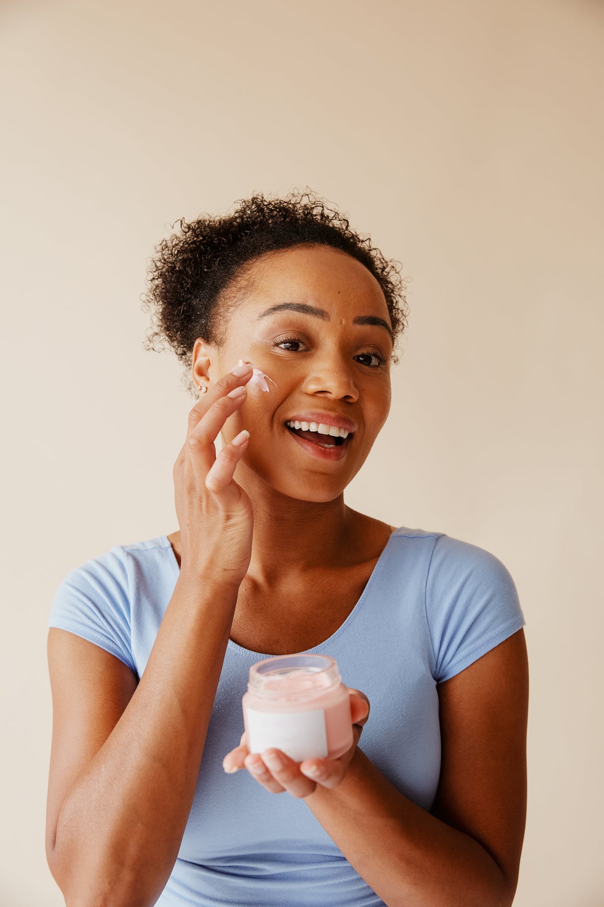 Femme pendant sa routine soin (image de démo)