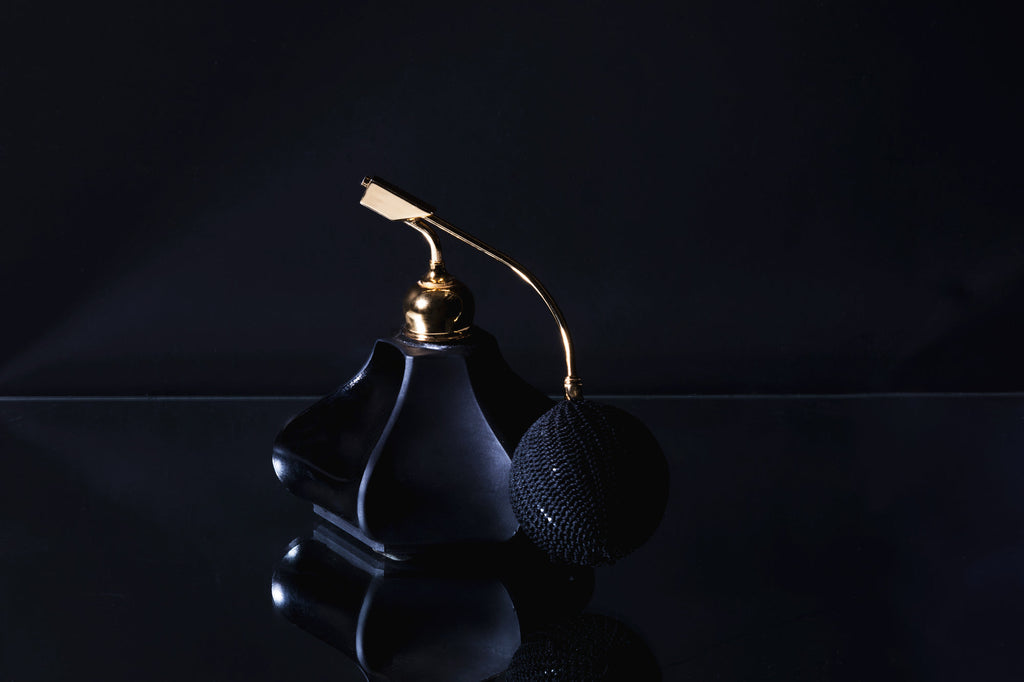 Flacon de parfum en verre noir