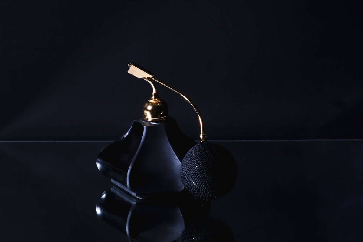 Flacon de parfum en verre noir