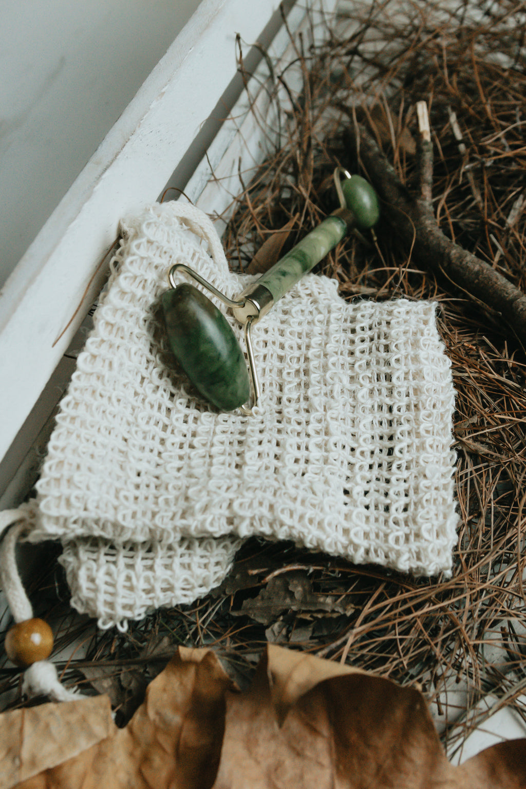 Rouleau de jade vert sur un tissu blanc