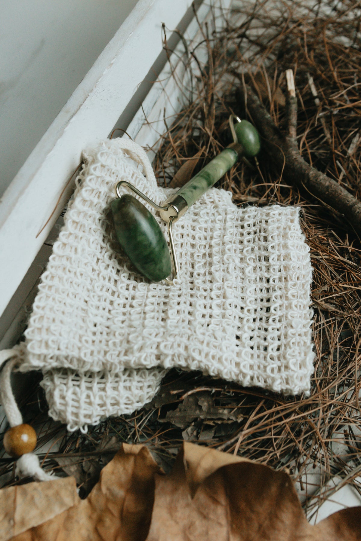 Rouleau de jade vert sur un tissu blanc