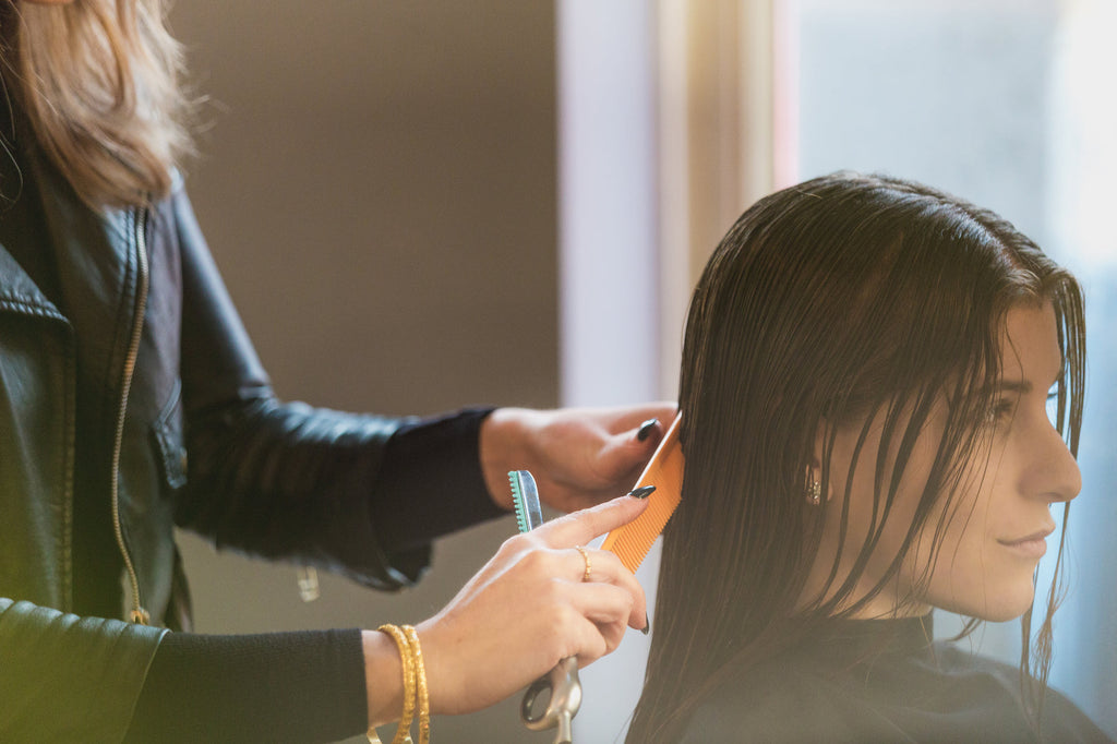 Coiffeuse peignant des cheveux