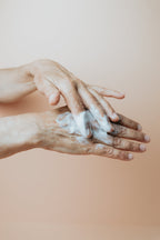 Mains appliquant un lait corps