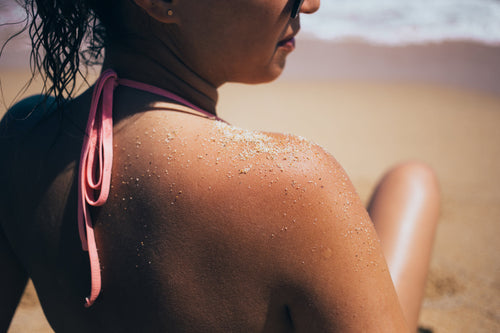Épaule hâlée couverte de sable