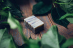 Savon parmi des feuilles