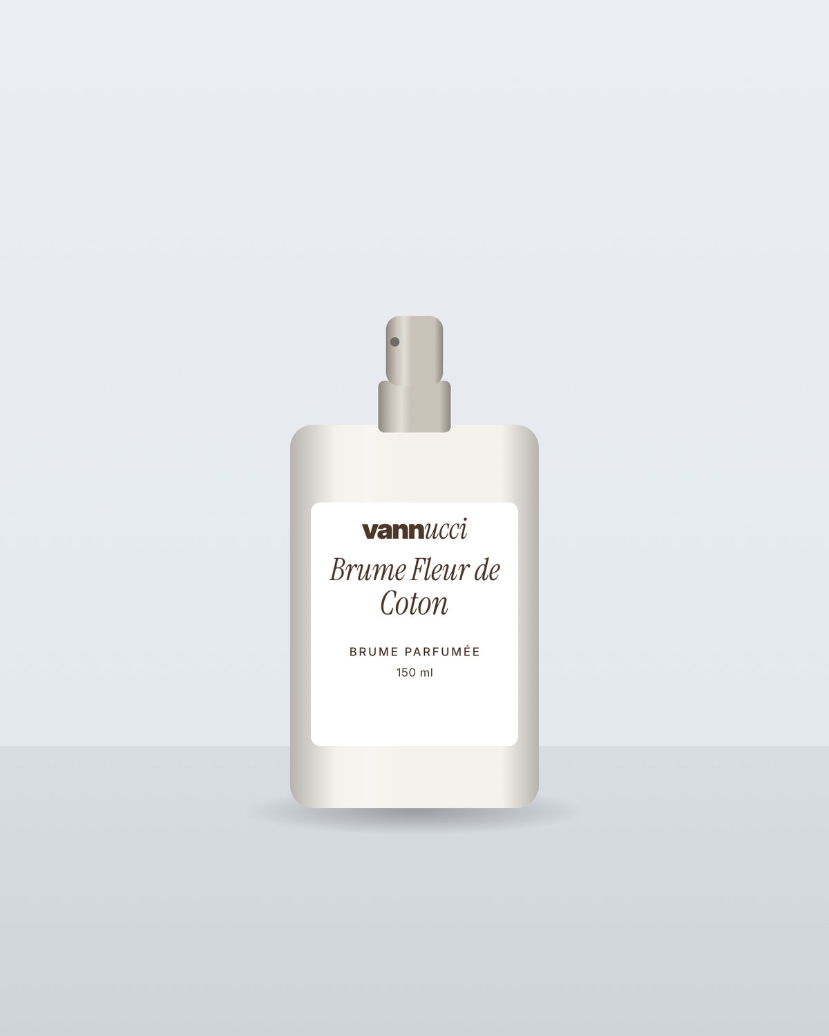 Brume Fleur de Coton Vannucci, flacon vaporisateur sur fond clair