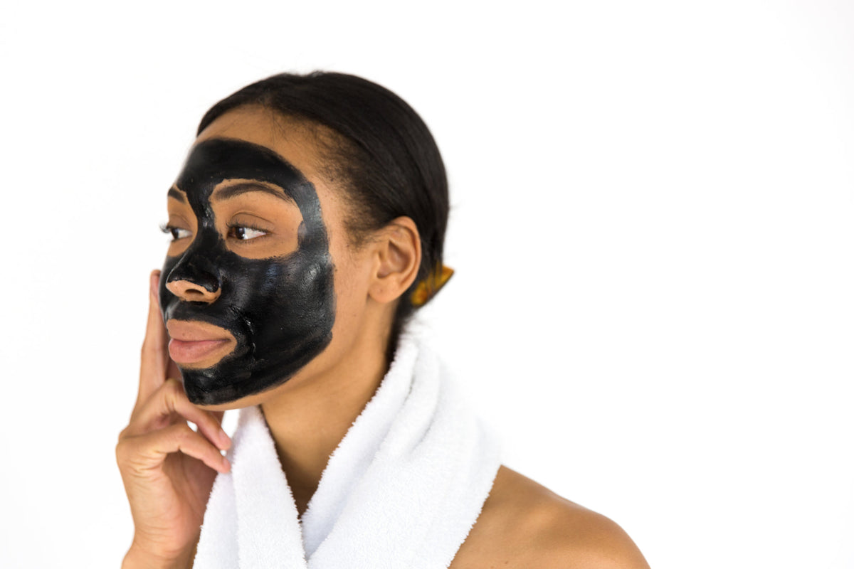 Femme appliquant un masque