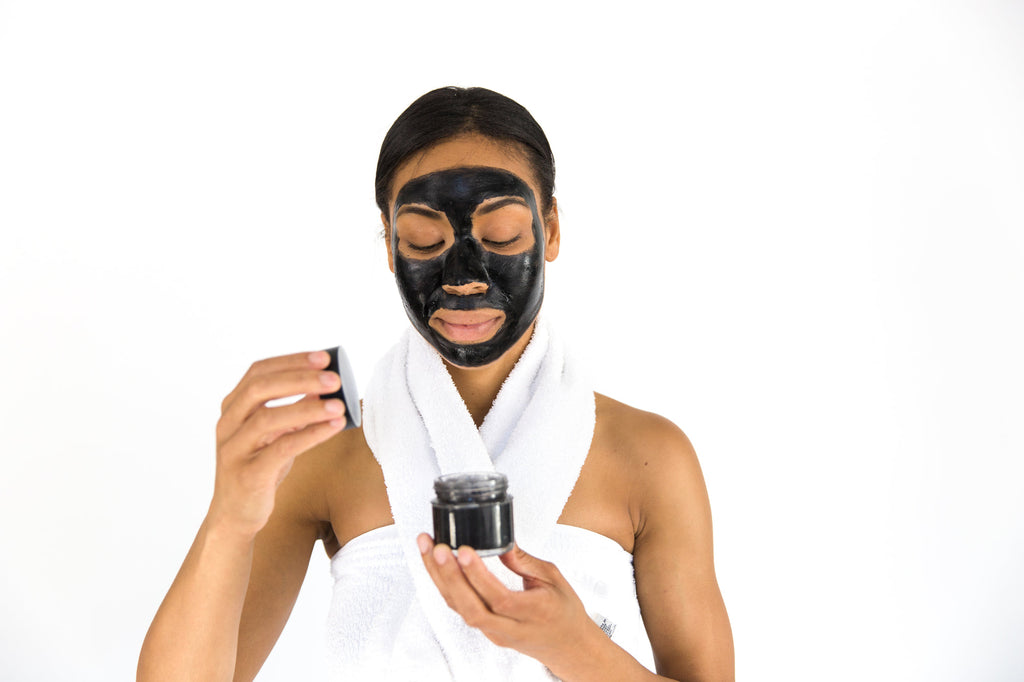 Femme ouvrant un pot de crème